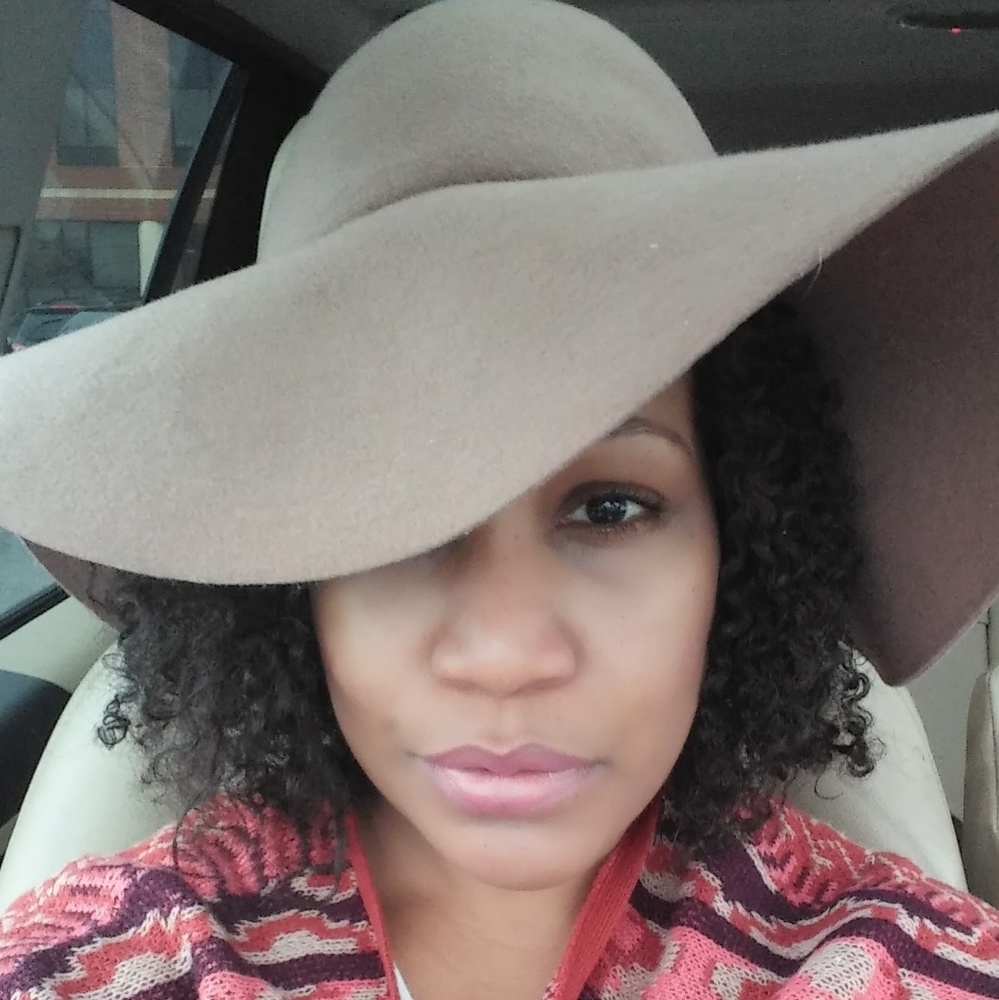 Meet your Posher, Dana bianca